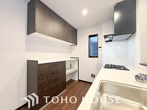 備え付けのカップボードを完備。新たに収納棚を設置する手間も省けますね。