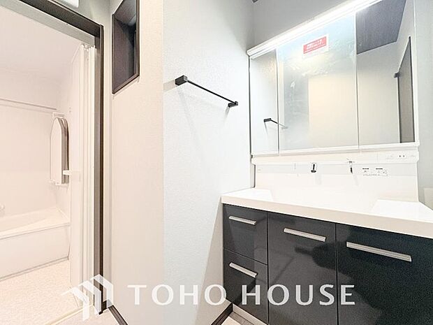 手で洗いたい大切な服など、広く使えると助かる洗面台は汚れの付きにくい形状と素材で造られております。