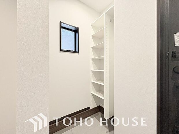 人を迎え入れる最初の場所だからこそ、清潔感が大事。ゆとりあるシューズインクロークも設置しました。