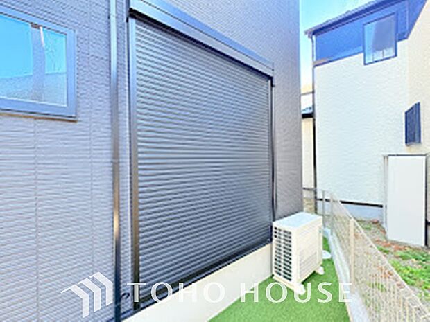 戸建にも防犯機能のシャッターを完備しております。寒い冬でも中から開閉がラクラクな所も便利です。