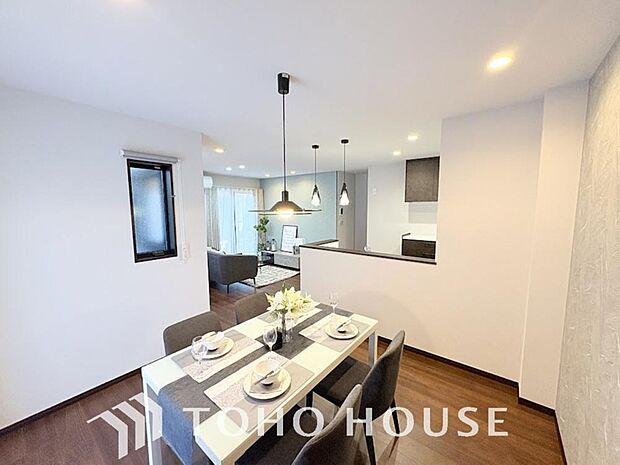 リビングも広く設け、訪れる人々を暖かく迎えてくれます。