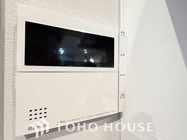 お風呂場と台所に操作リモコンがあり、キッチン近くにある給湯リモコンは、お料理の最中でもリビングで寛いでいるなかでもボタン一つで簡単に沸かせて便利ですね。