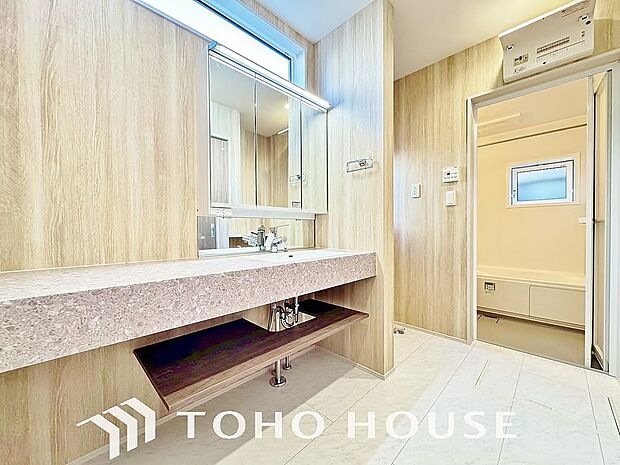 手で洗いたい大切な服など、広く使えると助かる洗面台は汚れの付きにくい形状と素材で造られております。