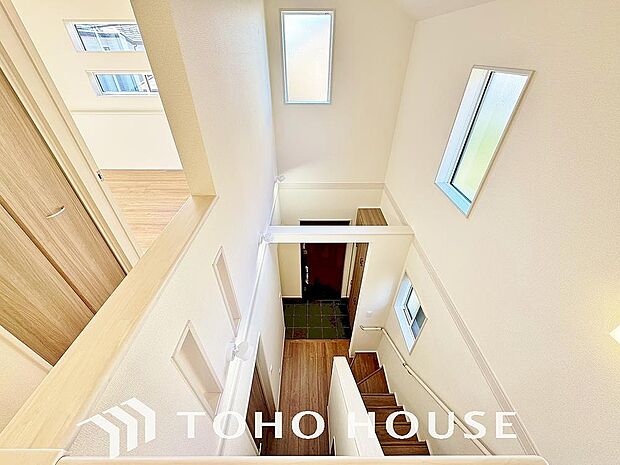 吹き抜けを採用した玄関は開放感のある空間となっています。明るい玄関は、毎日がワクワクしそうです。