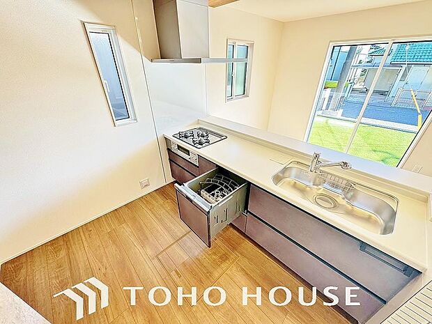 「ビルトインタイプ食器洗乾燥機」通常の手洗いでは使用出来ないほど高温のお湯や高圧水流を使うことにより汚れを効果的に落とすことができる。