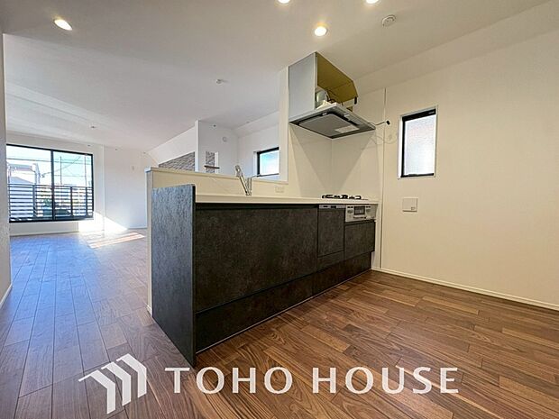 キッチンの収納は、デッドスペースになりやすい箇所を有効活用できる、スライド式収納を採用しました。