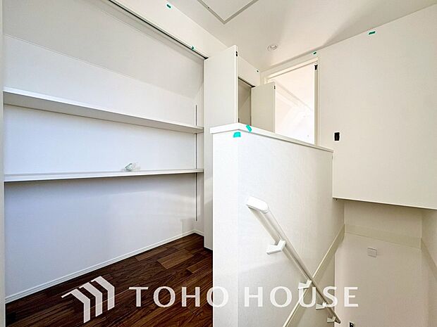 建物内部の収納には拘りました。共有部分に設けた収納。お荷物が多い方にも安心です。