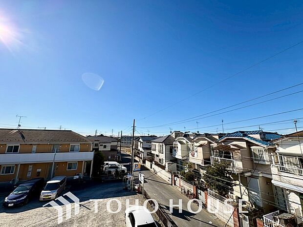 星空が地上に映りこむかのような夜景のきらめきまで、この街ならではの美しい風景の物語が室内に展開。