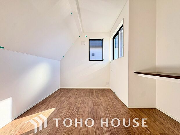 清潔感あるホワイトの壁紙と温もり溢れるカラーの床材が見事に調和した本邸宅。