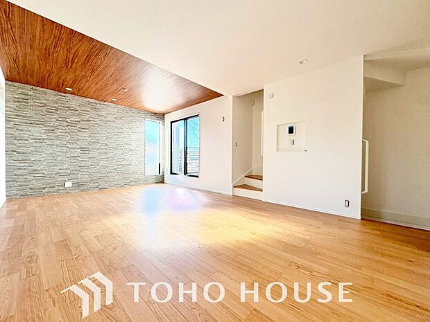 リビングも広く設け、訪れる人々を暖かく迎えてくれます。