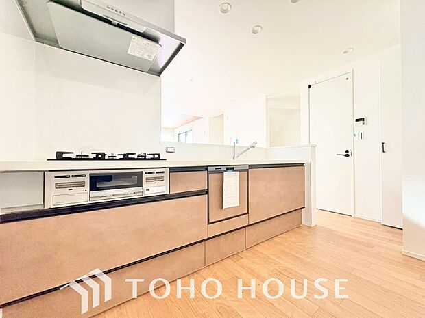 キッチンの収納は、デッドスペースになりやすい箇所を有効活用できる、スライド式収納を採用しました。