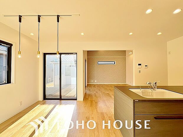 リビングも広く設け、訪れる人々を暖かく迎えてくれます。