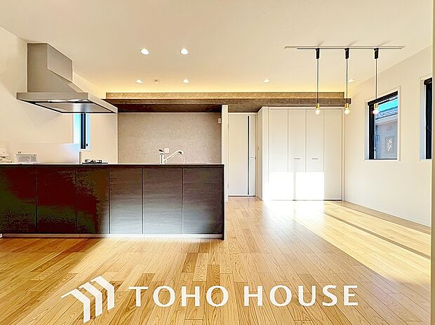 光が注がれる青い空から鮮やかに赤色にゆっくりと染まる。そんな優しい時間がここでは流れてゆく。