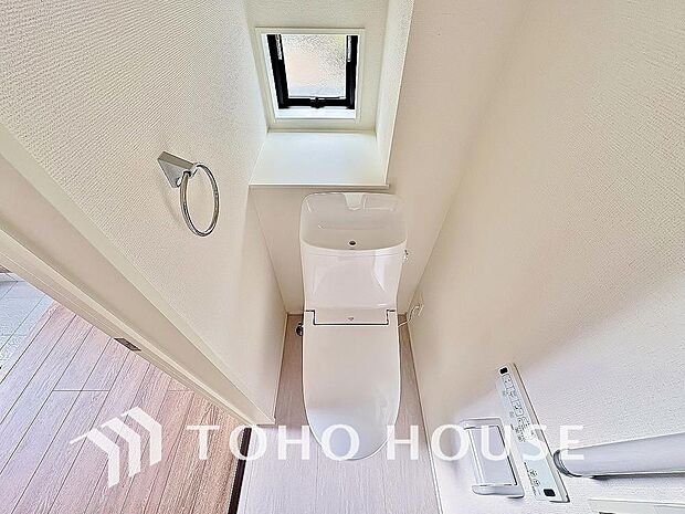 十分な広さと清潔感のあるカラーで纏まったおトイレ。時間に余裕とゆとりを持たせます。