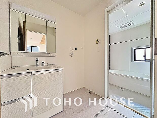 お家の中でも特にプライベートスペースとなる洗面所は、洗濯場所と浴室を同じ空間でまとめております。