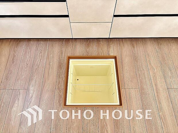 キッチン下部に設けた床下収納は、缶詰のストックや非常食、梅酒や味噌などの保存食入れとしての他、卓上プレートや季節家電などの物を仕舞うことが出来る便利な収納。