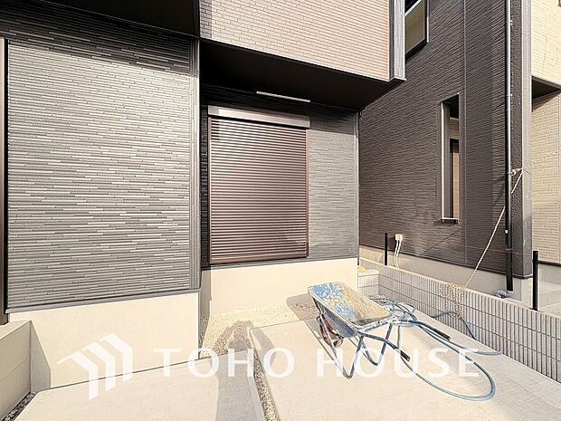 戸建にも防犯機能のシャッターを完備しております。寒い冬でも中から開閉がラクラクな所も便利です。