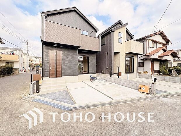 周辺環境とのコラボレーションにより明るく開放的な空間を演出しております。