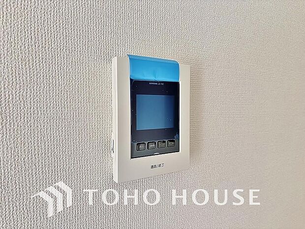 誰が来てもわかる様にモニター付きインターホンを設置。家事導線を考慮した個所に設置し、防犯性と利便性に優れ快適と安らぎを合わせた優しい設計。