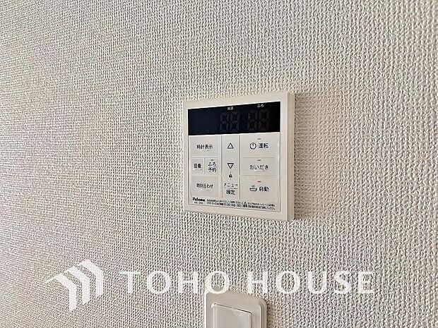 スイッチ1つで一定量の湯を浴槽に張ったり、保温や追い焚きをすることができる機能は何かと便利。