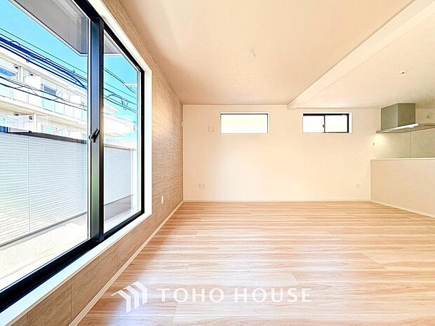 リビングも広く設け、訪れる人々を暖かく迎えてくれます。 