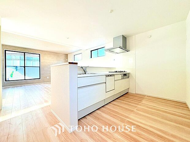 キッチンの収納は、デッドスペースになりやすい箇所を有効活用できる、スライド式収納を採用しました。