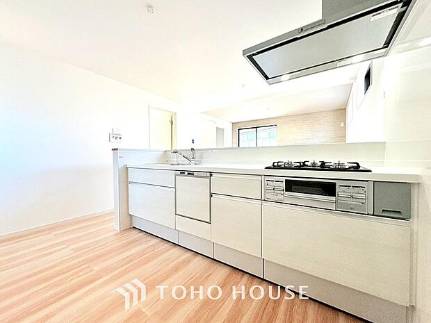 ご家族みんなで調理ができる位のスペースを実現したキッチン空間となっております。