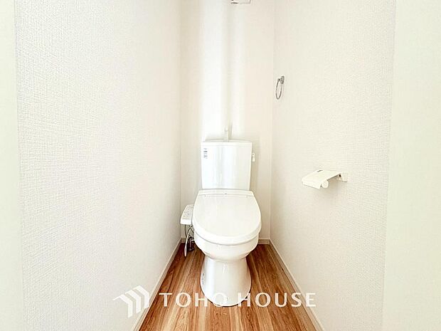 十分な広さと清潔感のあるカラーで纏まったおトイレ。時間に余裕とゆとりを持たせます。