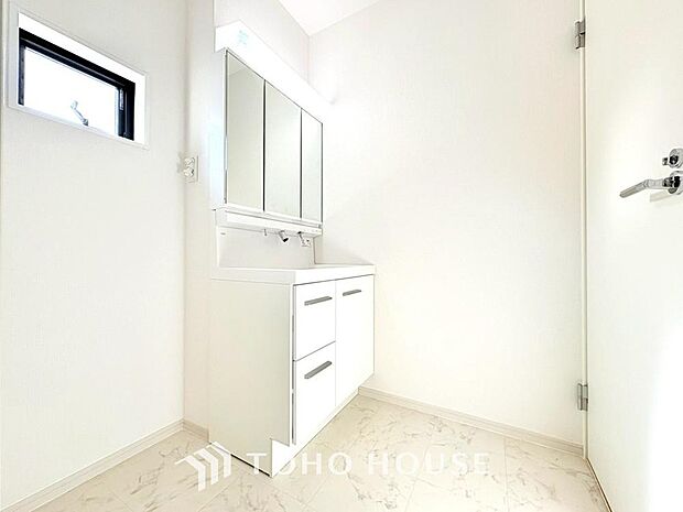 身だしなみのチェックがしやすい大きな鏡、下には収納がたっぷり。スッキリとした空間を演出いたします。