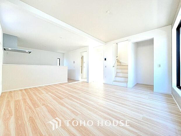 光が注がれる青い空から鮮やかに赤色にゆっくりと染まる。そんな優しい時間がここでは流れてゆく。