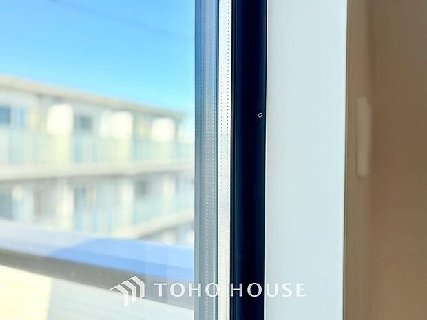 二層のガラスの間に空気層や特殊ガス層を作ることで断熱性能や結露防止効果を高めたサッシを装備してます。