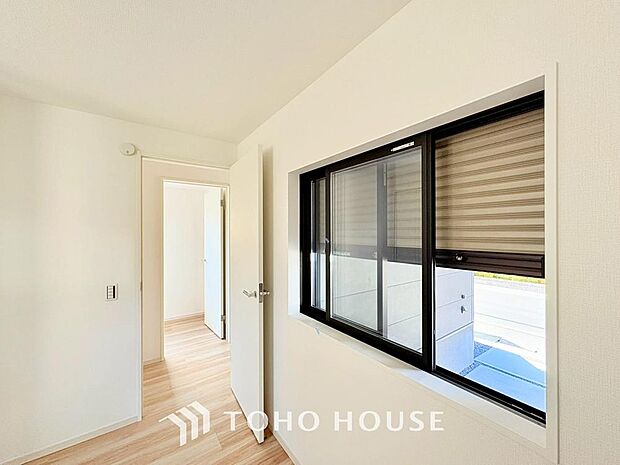 台風などの激しい雨風からお家を守るのはもちろん、空き巣対策などの防犯抑止や防音にも効果を発揮します。