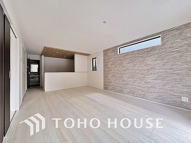 光が注がれる青い空から鮮やかに赤色にゆっくりと染まる。そんな優しい時間がここでは流れてゆく。