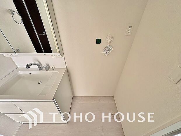 洗濯機を置くのに充分なスペースを確保しております。