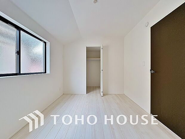 居室にはクローゼットを完備し、自由度の高い家具の配置が叶うシンプルな空間です。