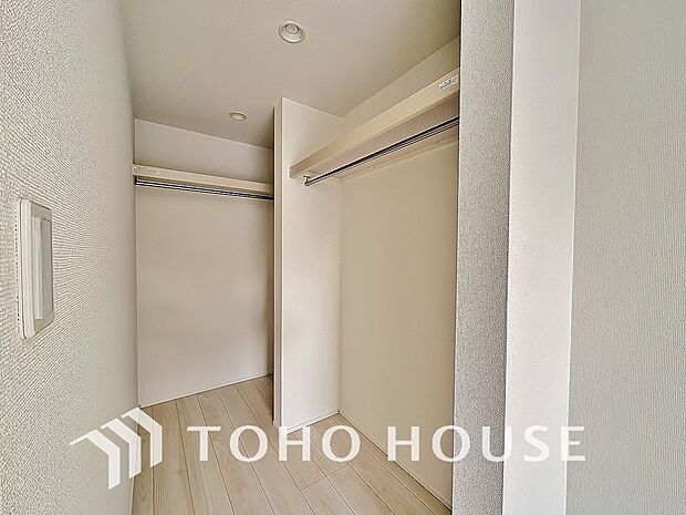 建物内部の収納には拘りました。共有部分に設けた収納。お荷物が多い方にも安心です。