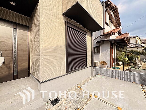 戸建にも防犯機能のシャッターを完備しております。寒い冬でも中から開閉がラクラクな所も便利です。