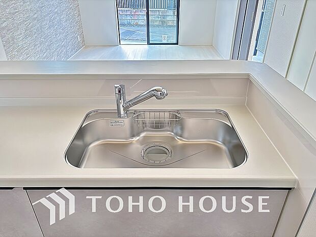 浄水器ボタンひとつで浄水と原水に切り替えられる浄水器一体型水洗を使用。