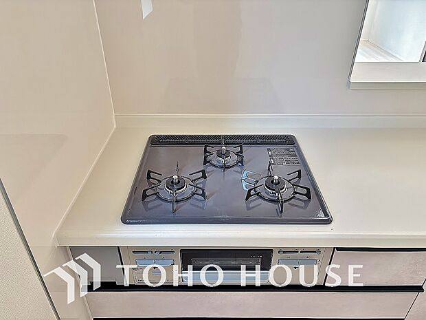 3口コンロは一度に複数のお料理を作ることができるメリットがあります。毎日のキッチンタイムを効率よく。