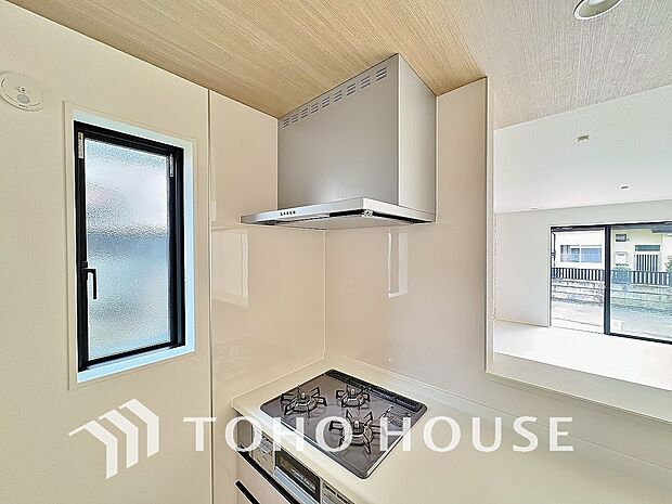 キッチンの換気扇はスタイリッシュなデザインで、日々のお手入れもラクラクな仕様となっております。