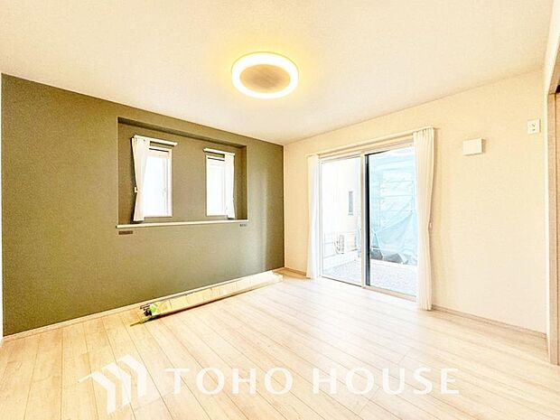 落ち着いたカラーの室内。インテリアやファブリックでお好みのテイストデザインを取り入れて頂けます。