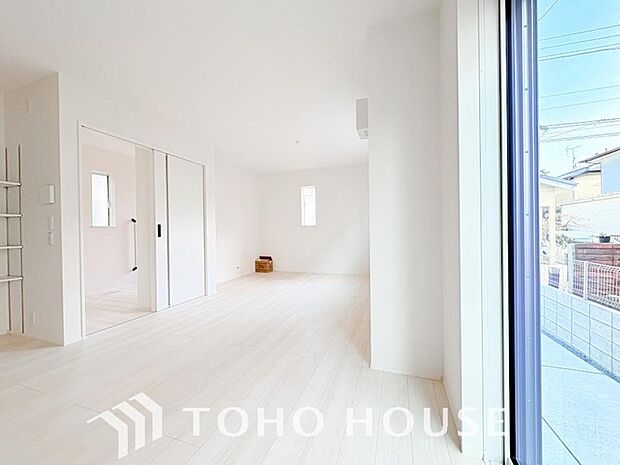 爽やかな通風と採光を存分に感じる事が出来る空間。毎日の暮らしに癒しをもたらす居心地の良いリビング。