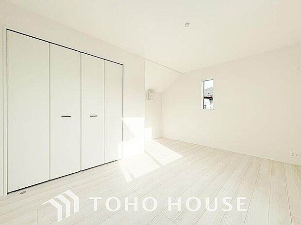 落ち着いたカラーの室内。インテリアやファブリックでお好みのテイストデザインを取り入れて頂けます。