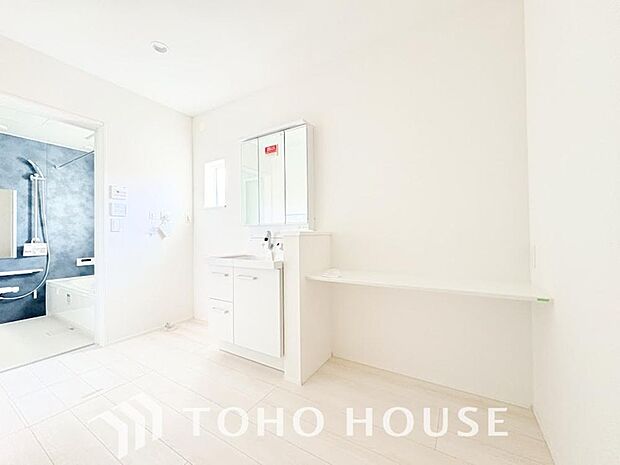 平日の朝であっても、落ち着きとくつろぎを感じられる空間。気持ちよく身だしなみを整えられます。