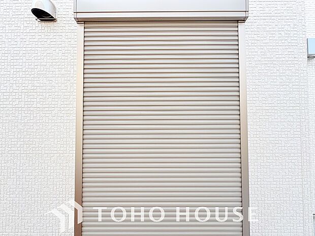 防犯機能のシャッターを完備しております。寒い冬でも中から開閉が可能ですのでラクラク便利。