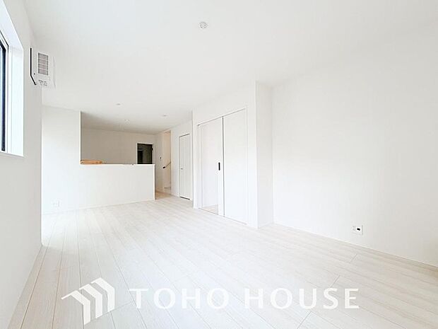 明るく穏やかな空気の中で飲んだり、食べたり、笑ったり。一日の中で多くの時間を過すことになるリビング。