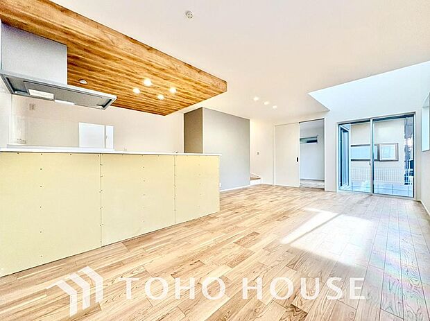 光が注がれる青い空から鮮やかに赤色にゆっくりと染まる。そんな優しい時間がここでは流れてゆく。