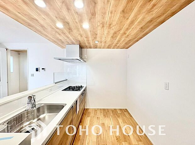 ご家族みんなで調理ができる位のスペースを実現したキッチン空間となっております。