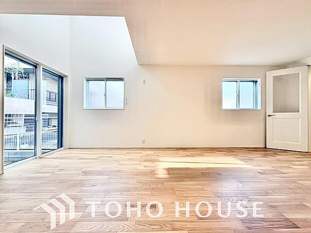 リビングも広く設け、訪れる人々を暖かく迎えてくれます。