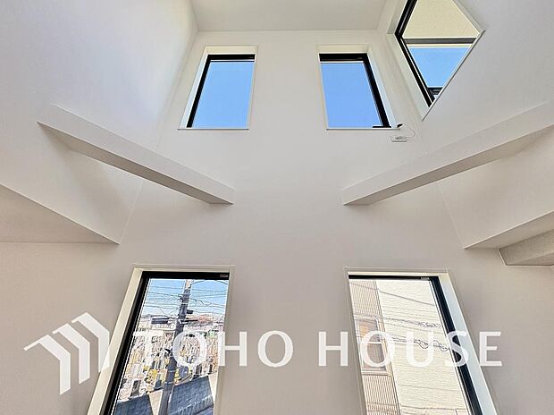 家族皆が集まる場所だからこそ、一番明るく使い勝手のいい空間に仕上げております。